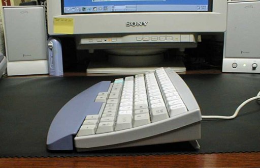 PS/2版試用機(2001年春)を側面から見た写真